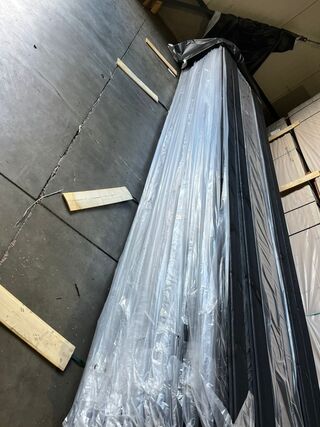 Ca. 50x Grenen Channelsiding Zwart, 18x140mm, lengte 420cm